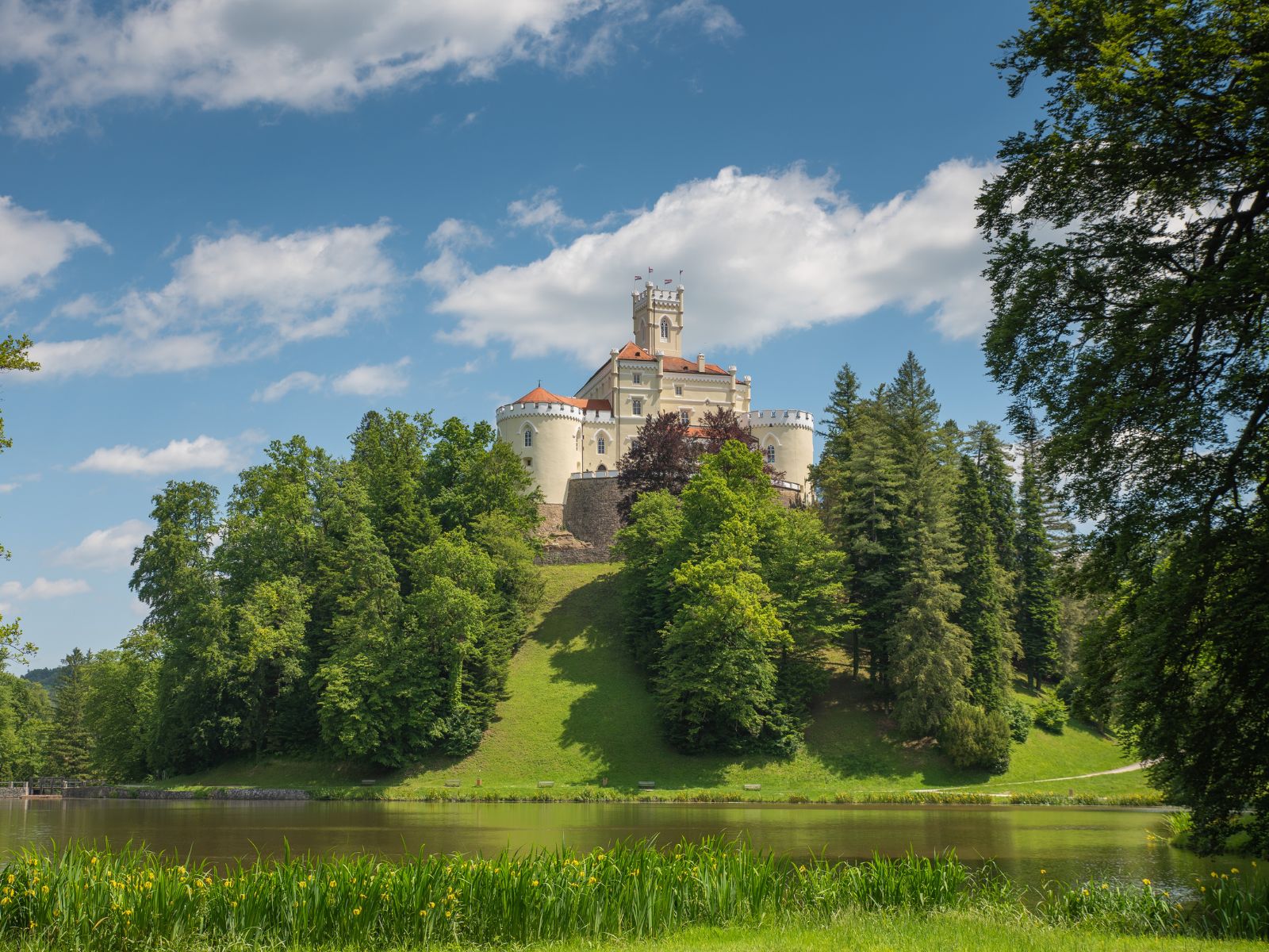 Sunny Trakošćan castle, Photo by Studio Twenty2, Photo credit by Dvor Trakošćan