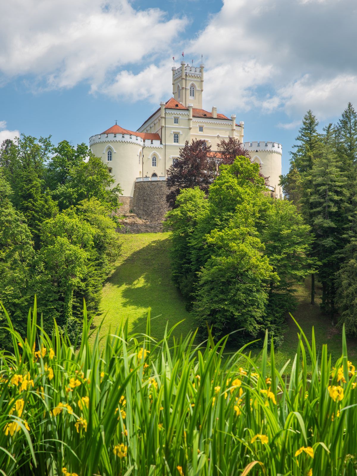 Sunny Trakošćan castle, Photo by Studio Twenty2, Photo credit by Dvor Trakošćan