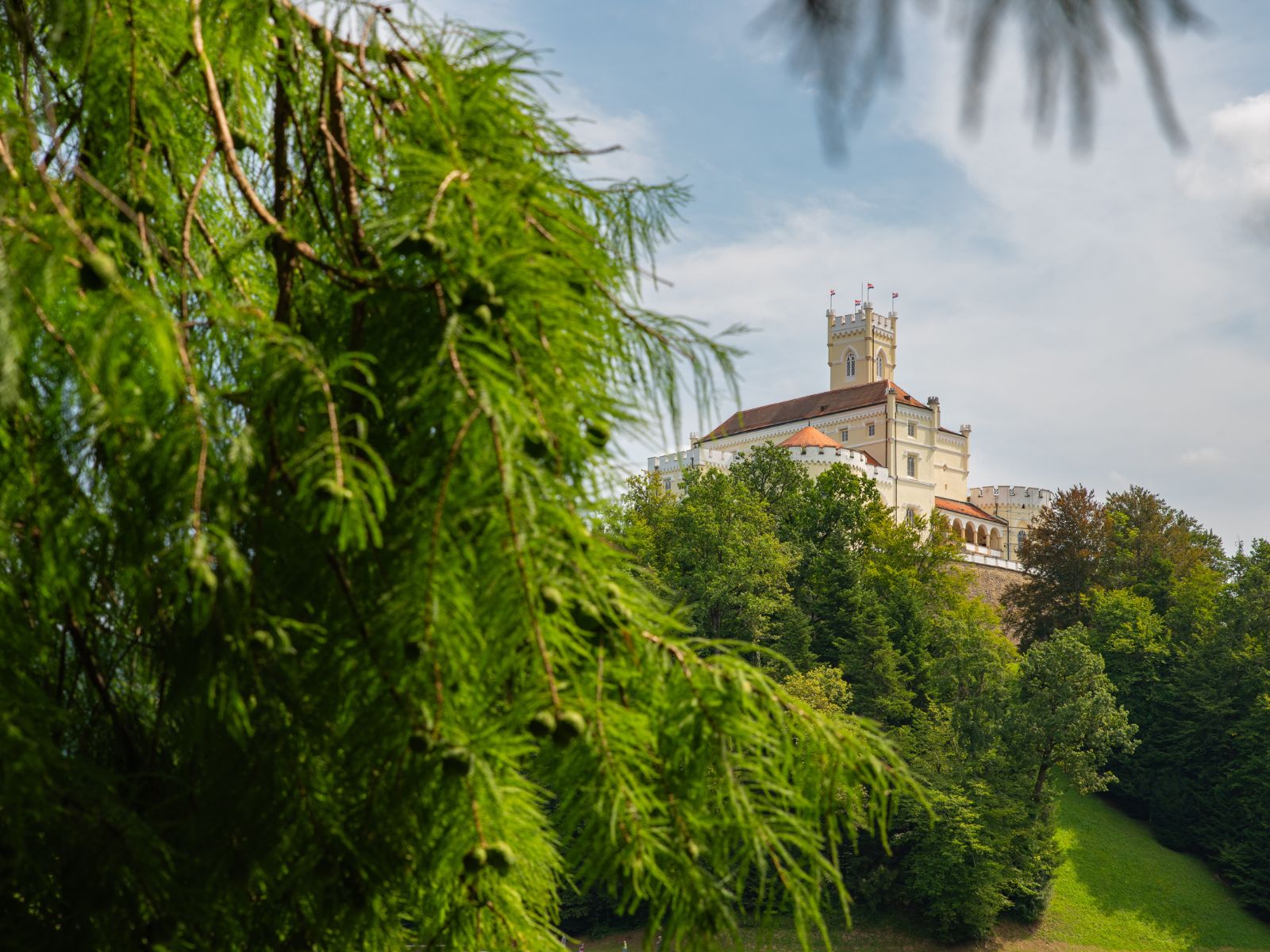 Sunny Trakošćan castle, Photo by Studio Twenty2, Photo credit by Dvor Trakošćan