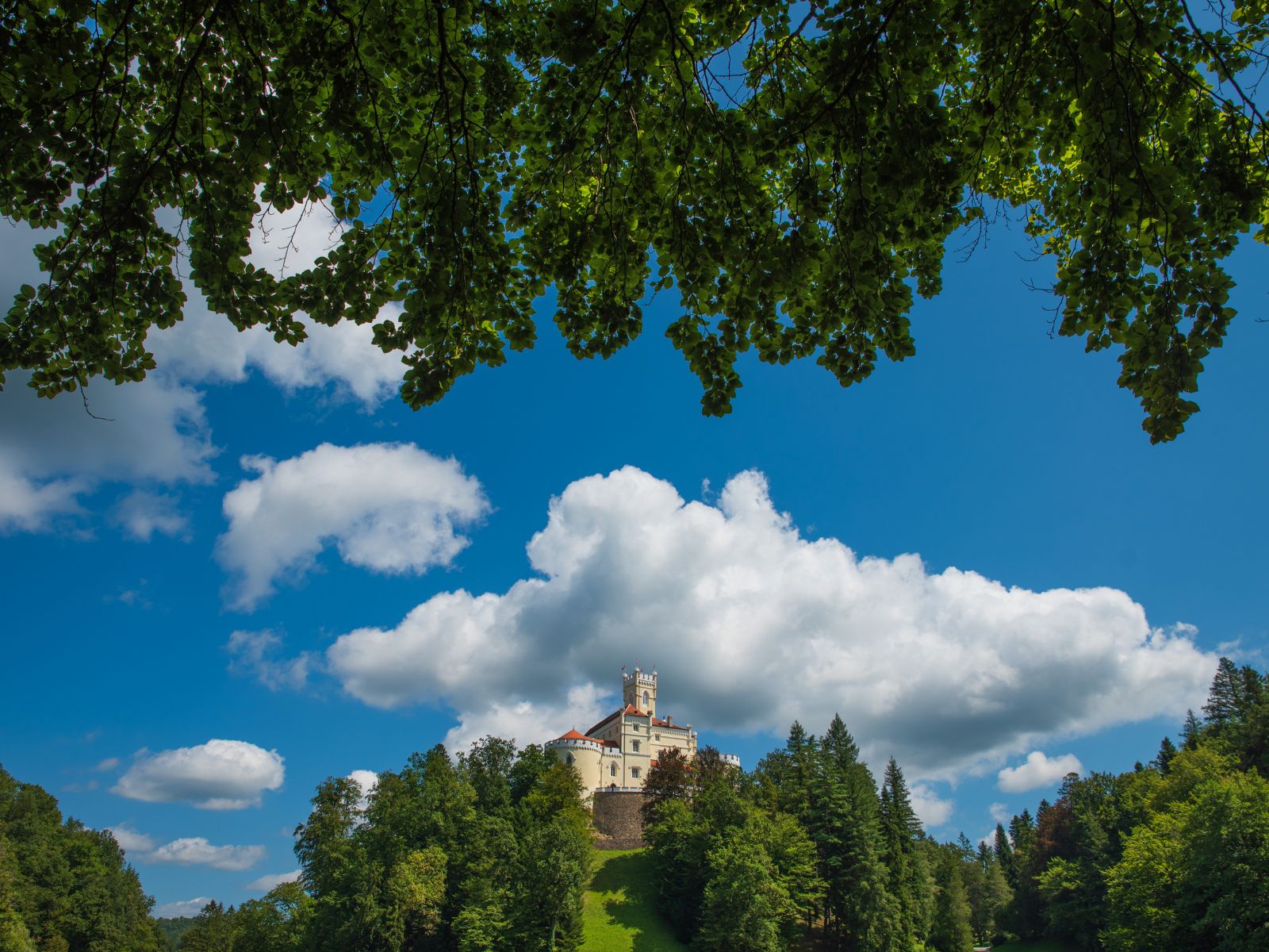 Sunny Trakošćan castle, Photo by Studio Twenty2, Photo credit by Dvor Trakošćan