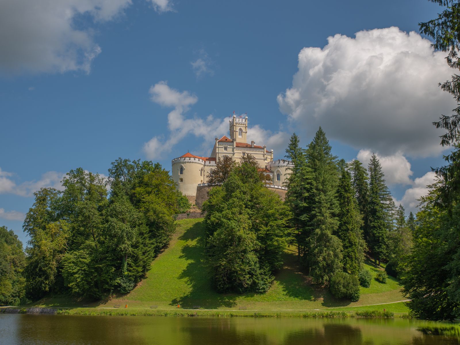 Sunny Trakošćan castle, Photo by Studio Twenty2, Photo credit by Dvor Trakošćan