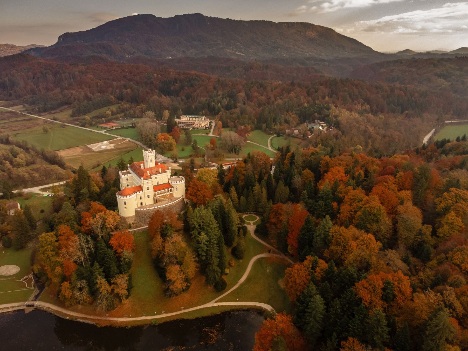 Trakošćan castle in fall, Photo by Studio Twenty2, Photo credit by Dvor Trakošćan