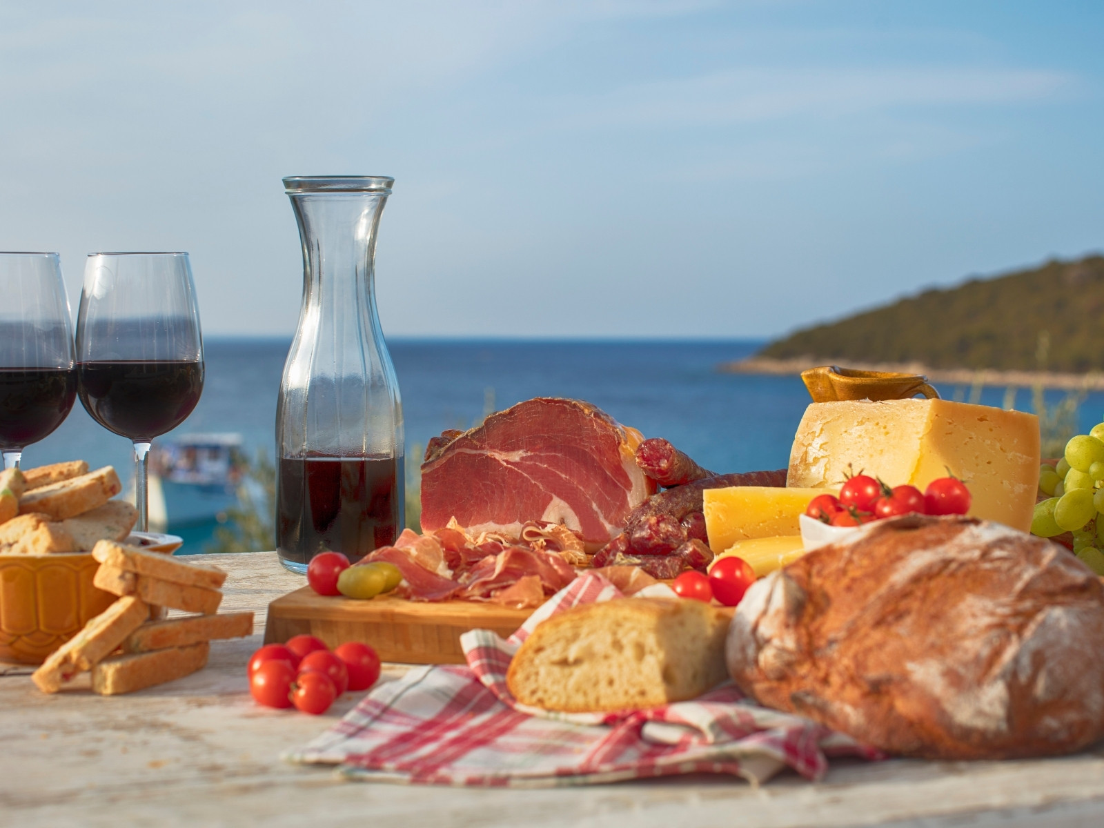 Food and wine, photo by Hrvoje Serdar, photo credit by Lošinj Tourist Board